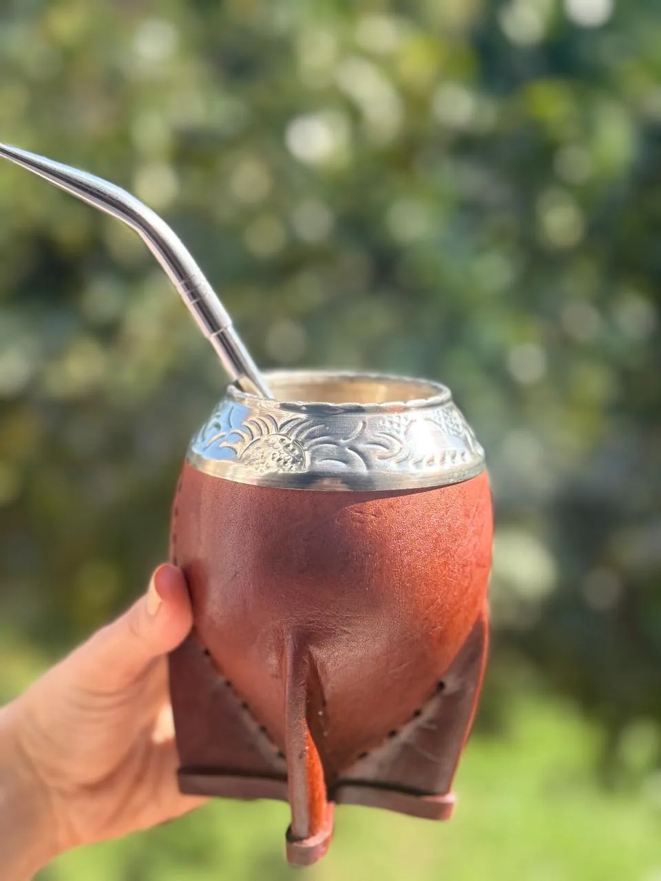 MATE TORPEDO DE CUERO, color marrón con virola de alpaca cincelado